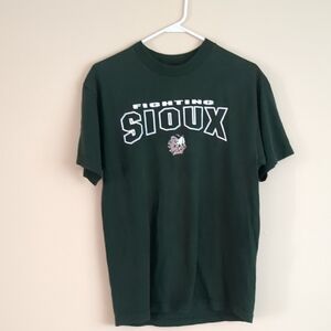 Medium University Of North Dakota UND Tee Shirt T-shirt Green Mascot College